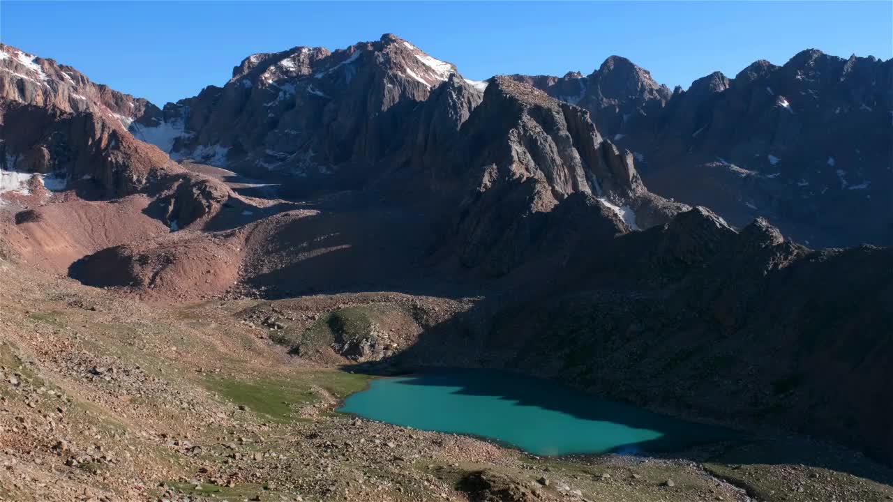 岩峰影湖视频素材