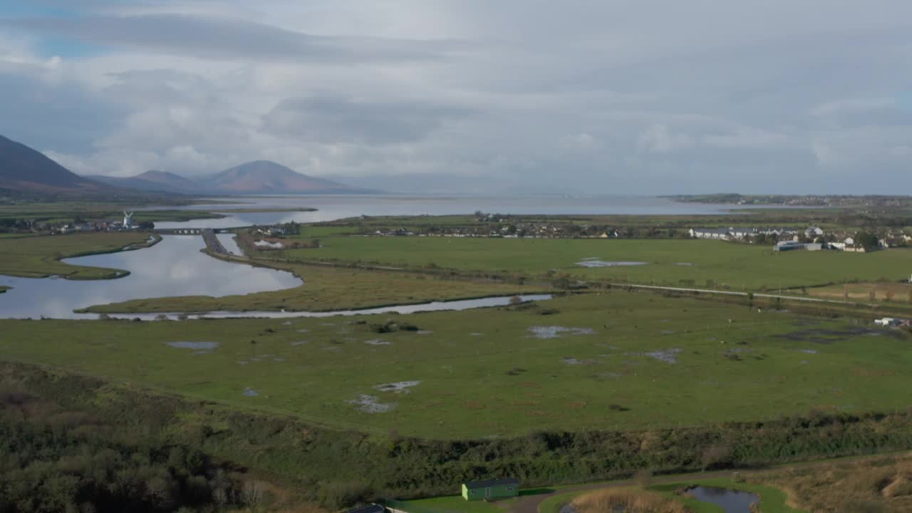 特里利湾湿地生态活动公园，爱尔兰特里利克里2022年秋季视频素材