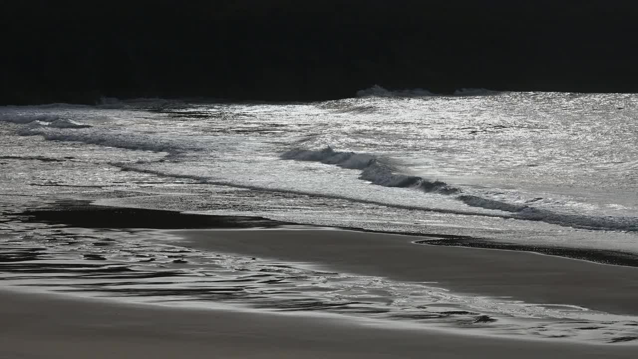 海岸上的波浪，布罗德港南海滩，彭布罗克郡海岸路径，彭布罗克，威尔士，英国视频素材