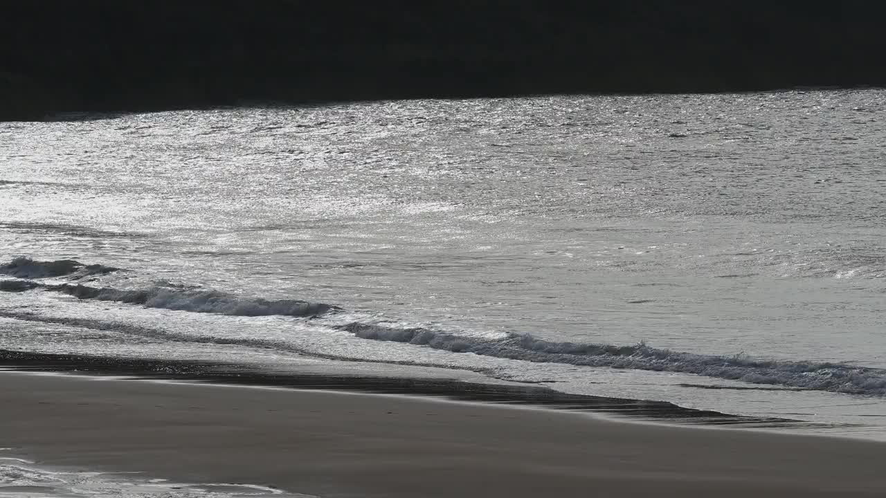 海岸上的波浪，布罗德港南海滩，彭布罗克郡海岸路径，彭布罗克，威尔士，英国视频素材