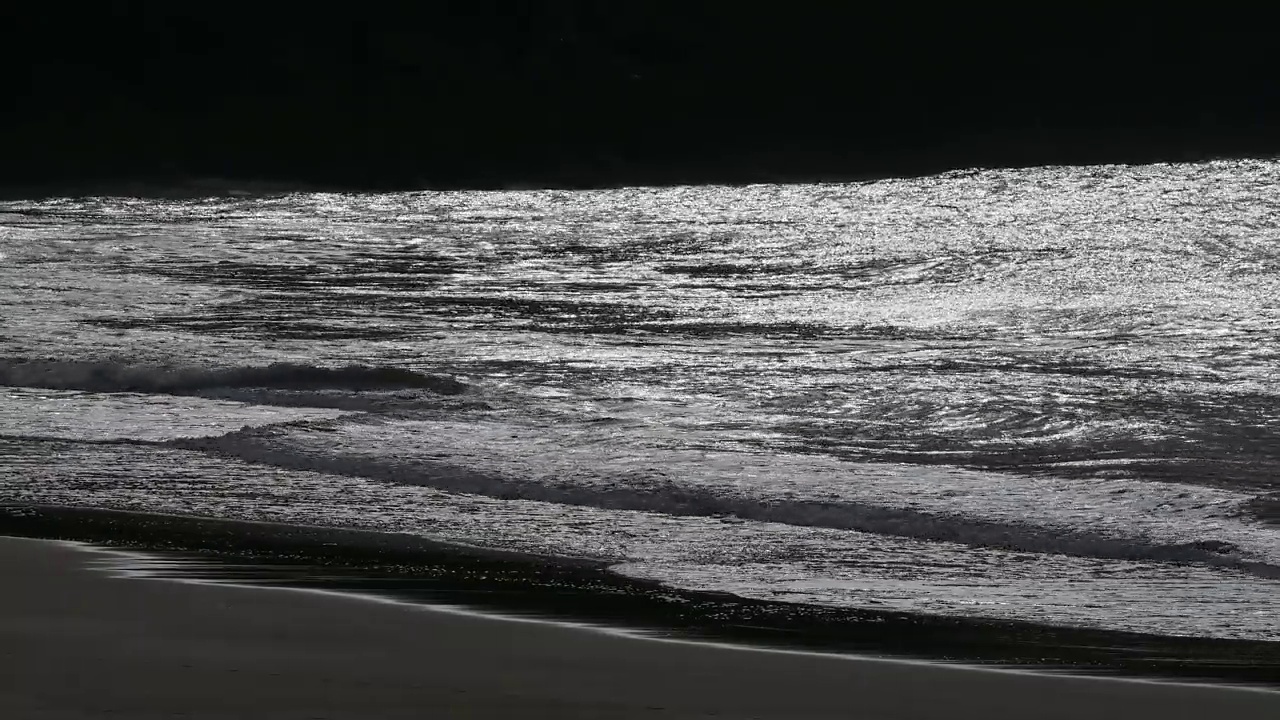 海岸上的波浪，布罗德港南海滩，彭布罗克郡海岸路径，彭布罗克，威尔士，英国视频素材