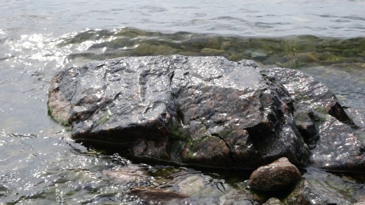 海浪平静地冲刷着岩石海滩。海滨。冷静，冥想，旅行视频素材