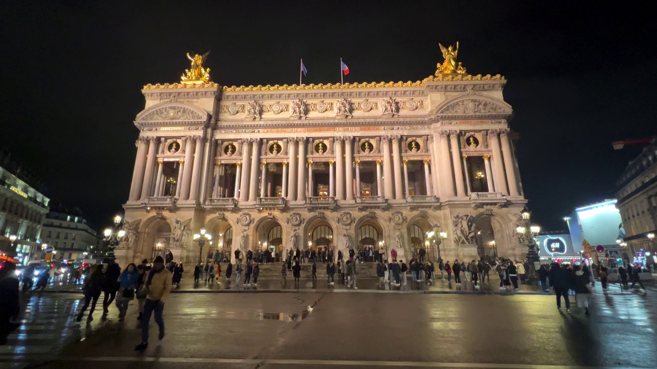 In front of the Opéra Garnier in Paris视频素材