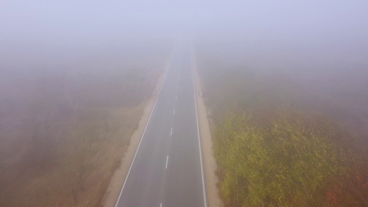 柏油路高速公路在秋雾森林鸟瞰图视频素材