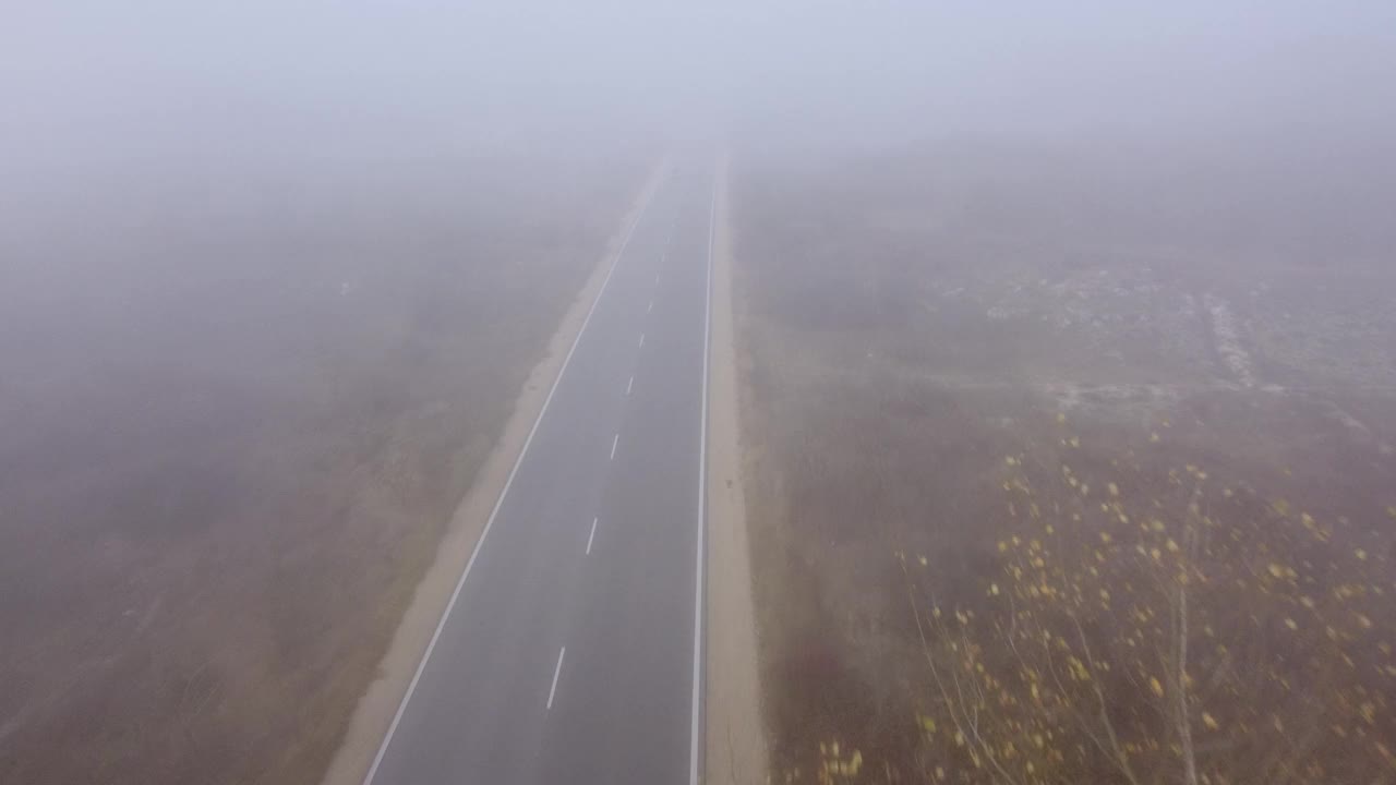 柏油路高速公路在秋雾森林鸟瞰图视频素材