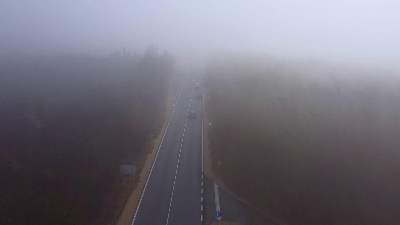 柏油路高速公路在秋雾森林鸟瞰图视频素材