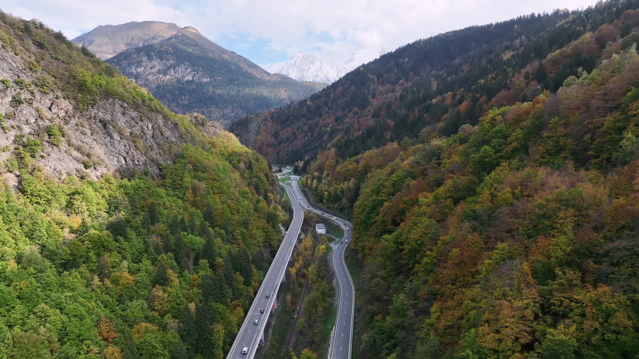 道路和森林的航拍视频，背景是雪山视频素材