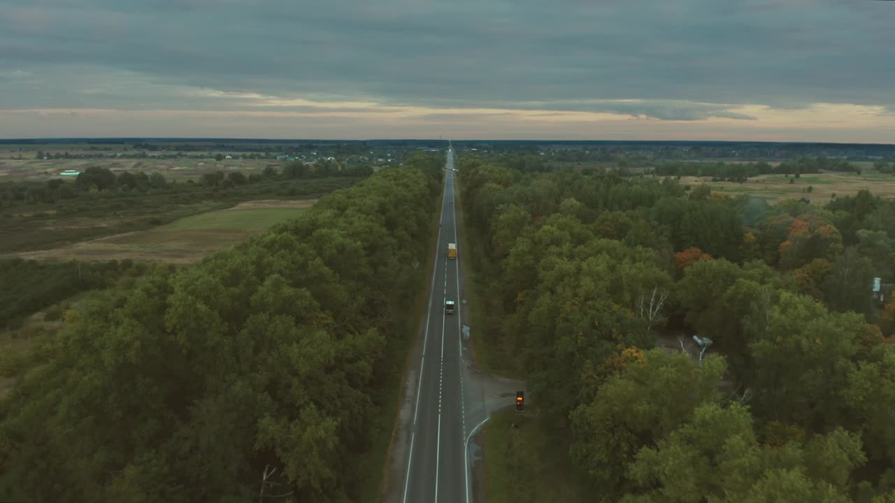 城市间的路线。晚上的风景视频素材