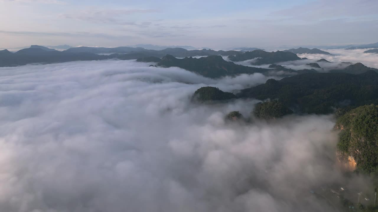 山上晨雾的鸟瞰图视频素材