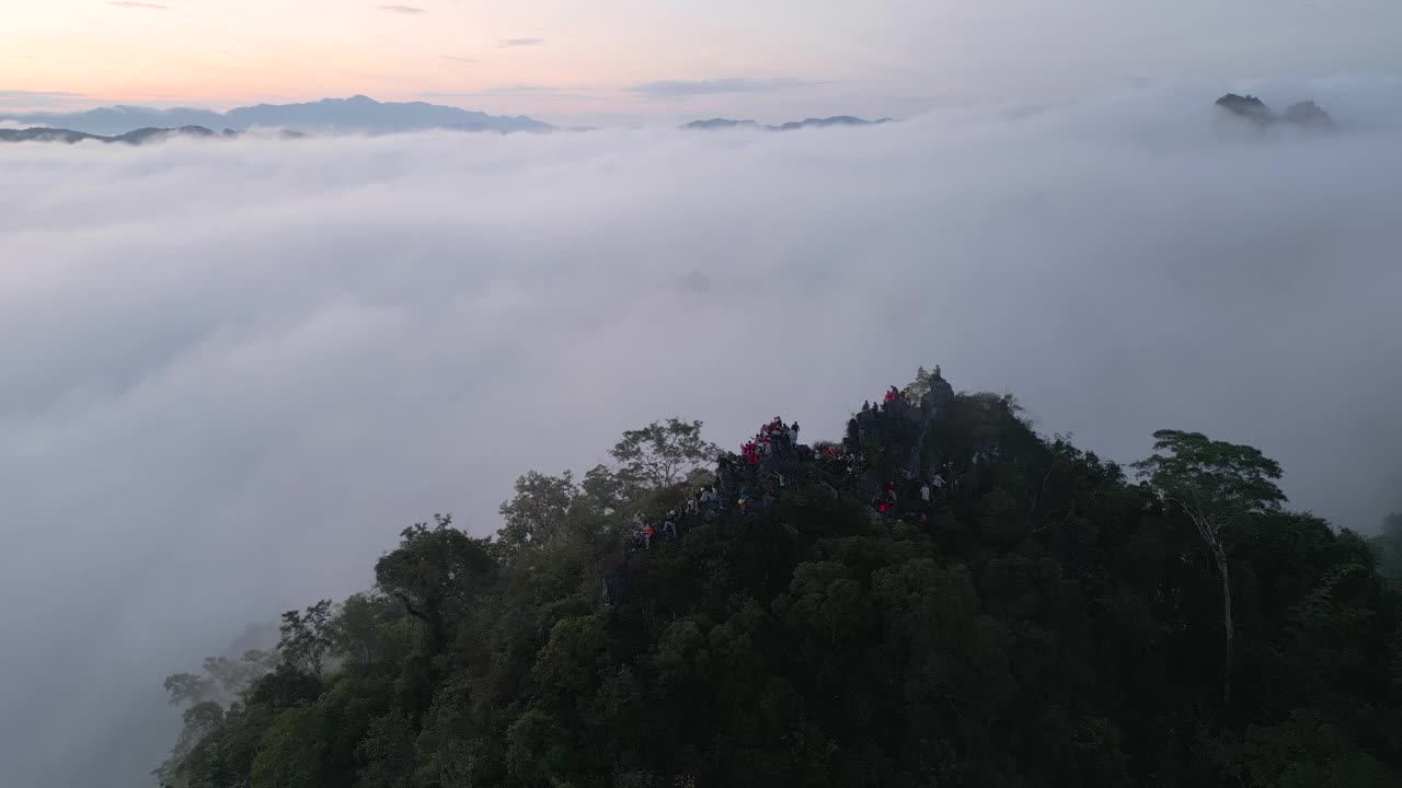 山上晨雾的鸟瞰图视频素材