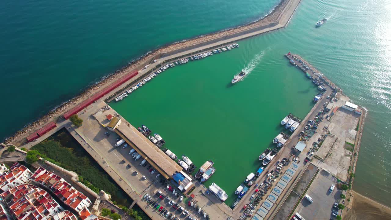 空中飞行在萨潘最美丽的地中海海滨村庄之一，潘尼斯科拉视频素材