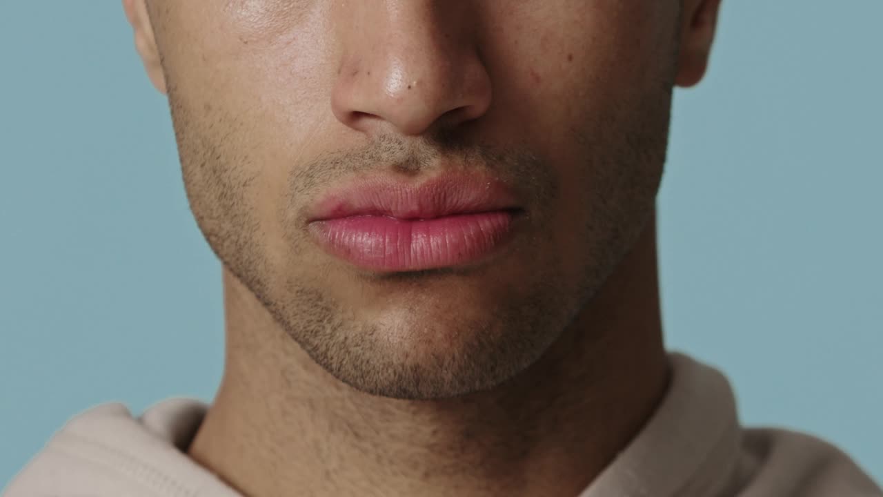 特写的男人在胡子区涂奶油。帅哥在抹保湿霜视频素材