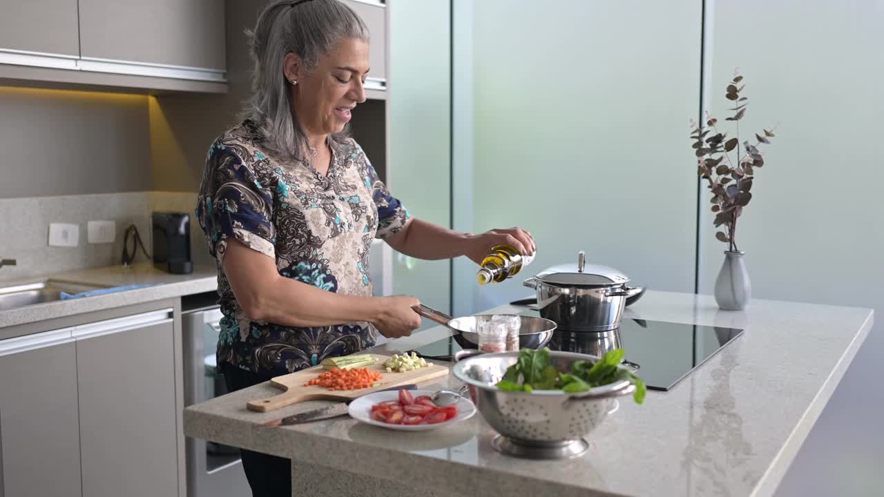 拉丁妇女在家准备食物视频素材