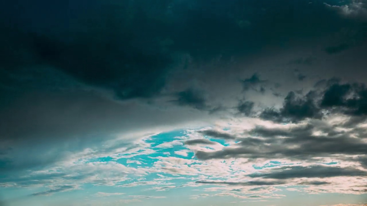 4k天空下着大雨，乌云密布。天空自然背景。天气预报概念。白云白云蓝天。沉重的狂暴的湍流云景。旋涡的云。奇怪的视频素材