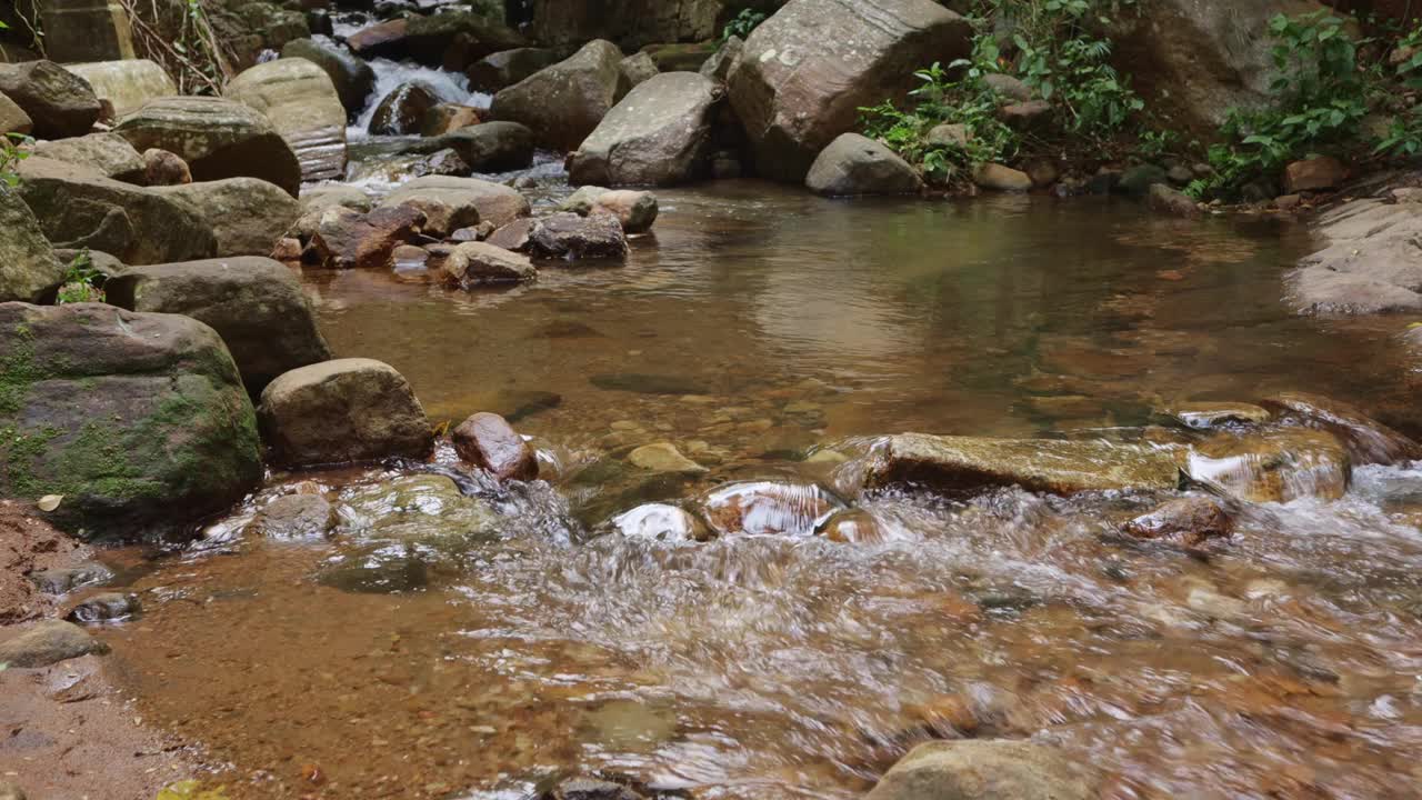 斯里兰卡河流中的流水视频素材