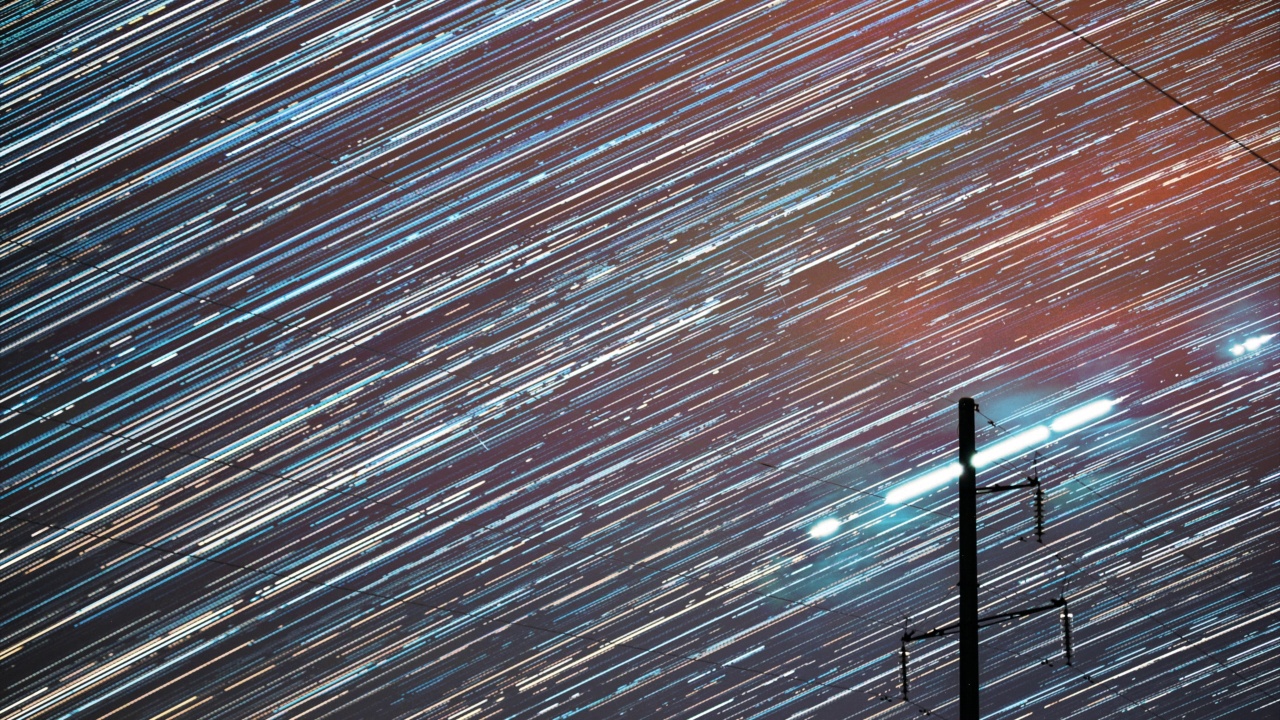 4k时间推移夜空星空。电力线上的星迹。夜空背景上的星迹。大曝光。天空中惊人的星星效果。星星旋转的天空背景。时间流逝，时间流逝，时间流逝视频素材