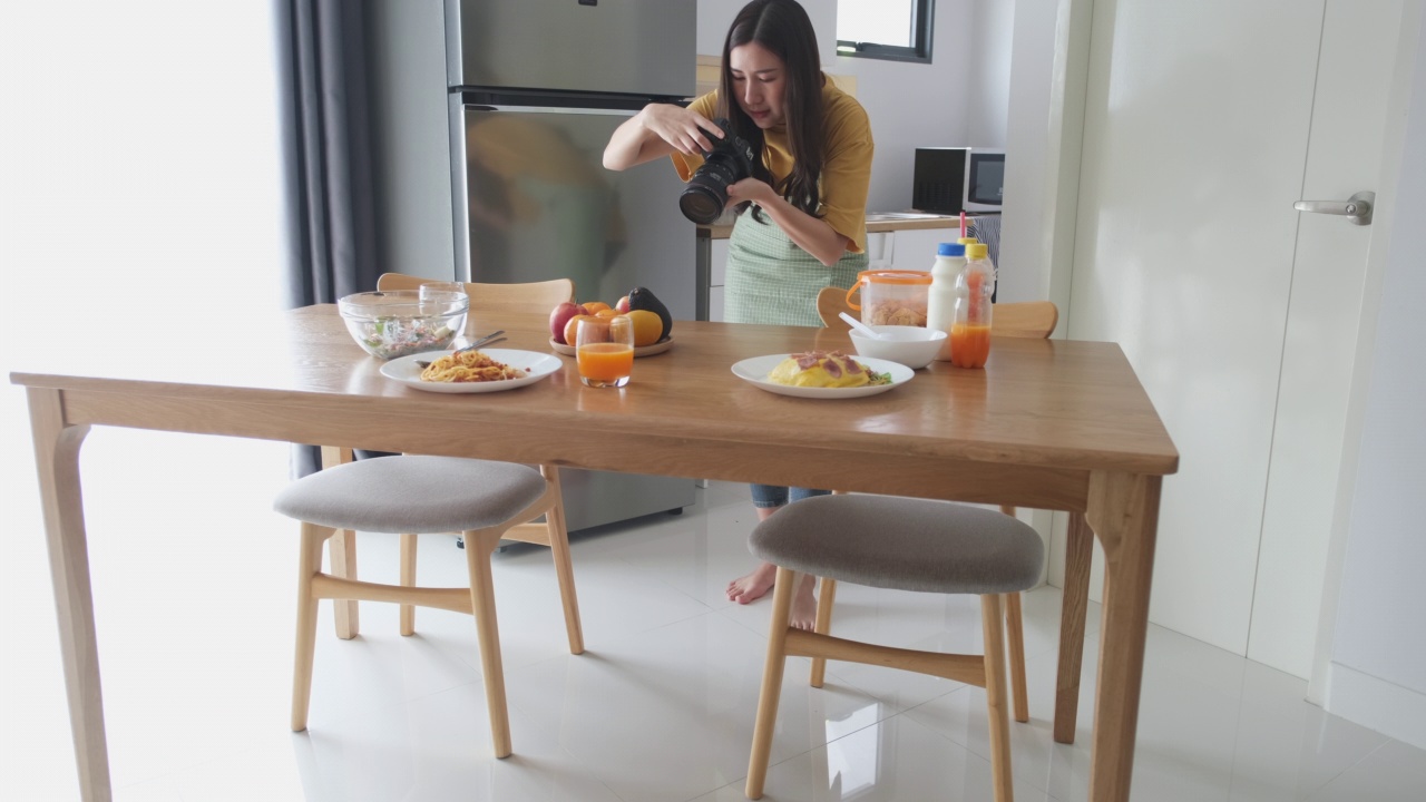 女性用相机拍摄餐盘上的水果，特写女性用手拍摄桌上的新鲜水果视频素材