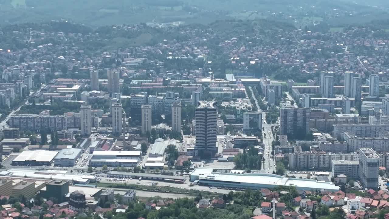 萨拉热窝市，波黑首都城市景观无人机航拍在雾天和晴天视频素材