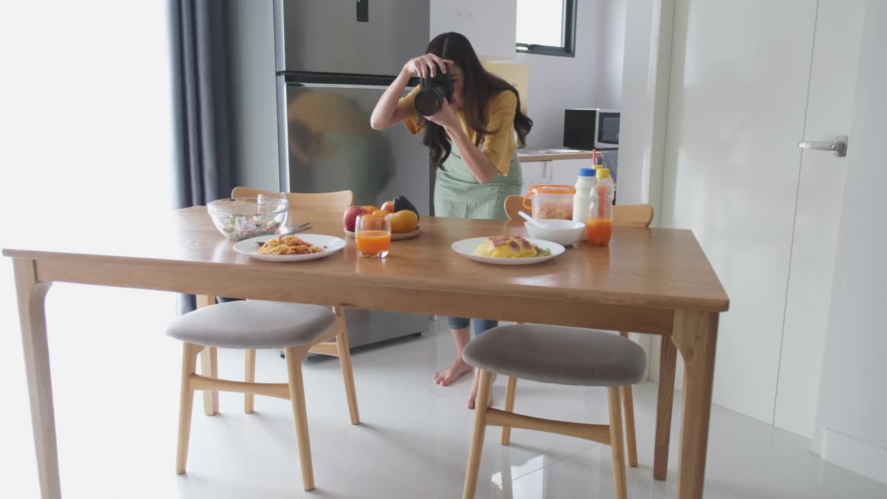 女性用相机拍摄餐盘上的水果，特写女性用手拍摄桌上的新鲜水果视频素材