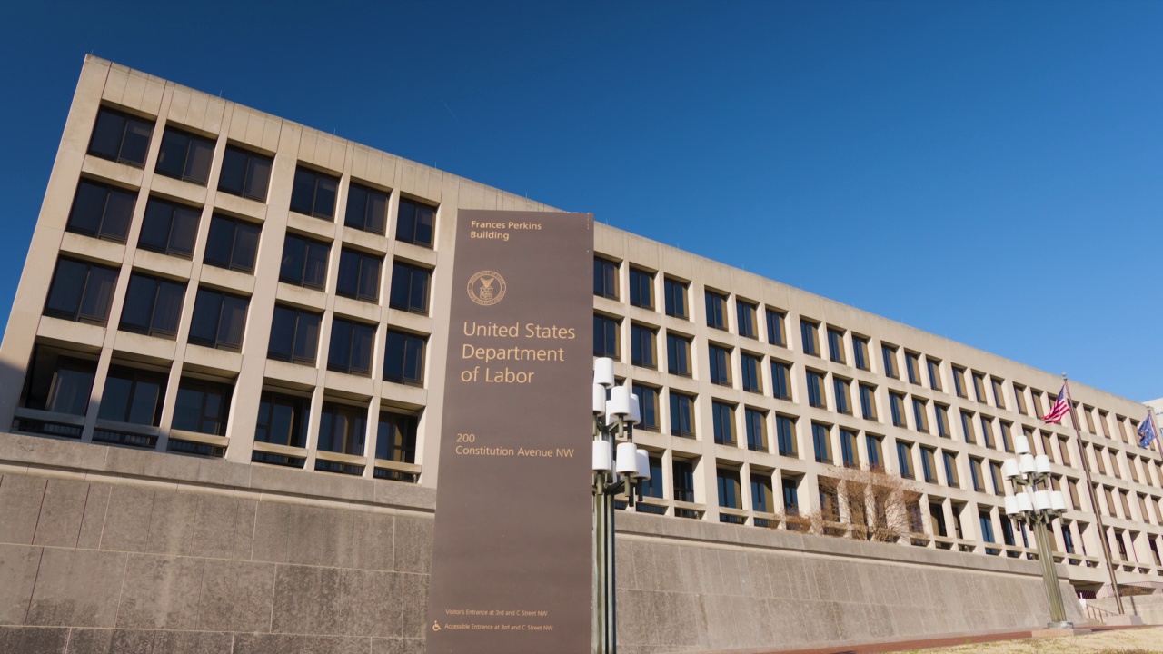 美国劳工部(Frances Perkins Building) -华盛顿特区-倾斜向下视频素材