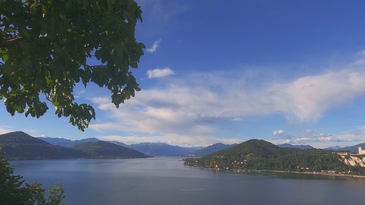 马焦雷湖，背景是安格拉城堡，意大利视频素材