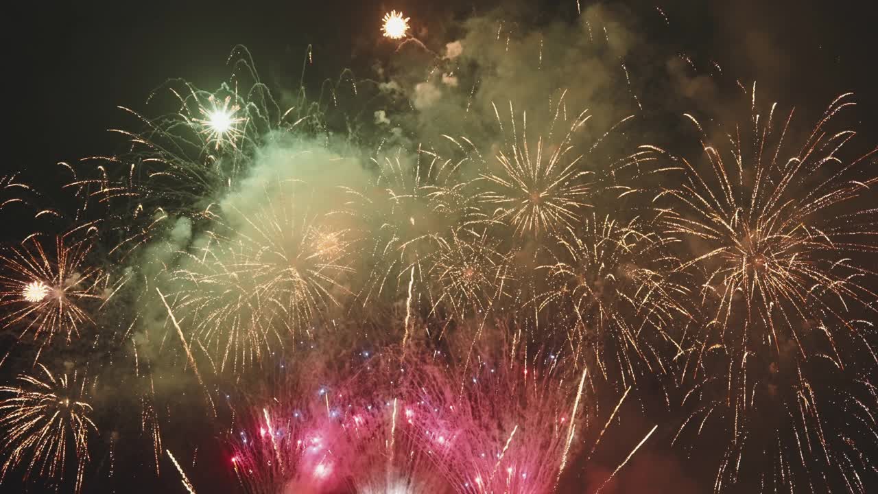 夜空中的烟火，慢动作视频素材