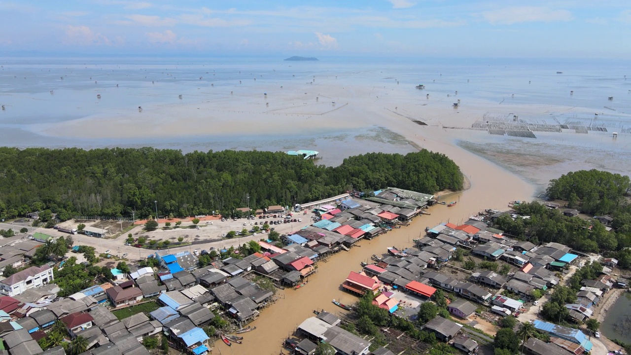 泰国素叻他尼渔村和河流的鸟瞰图视频素材