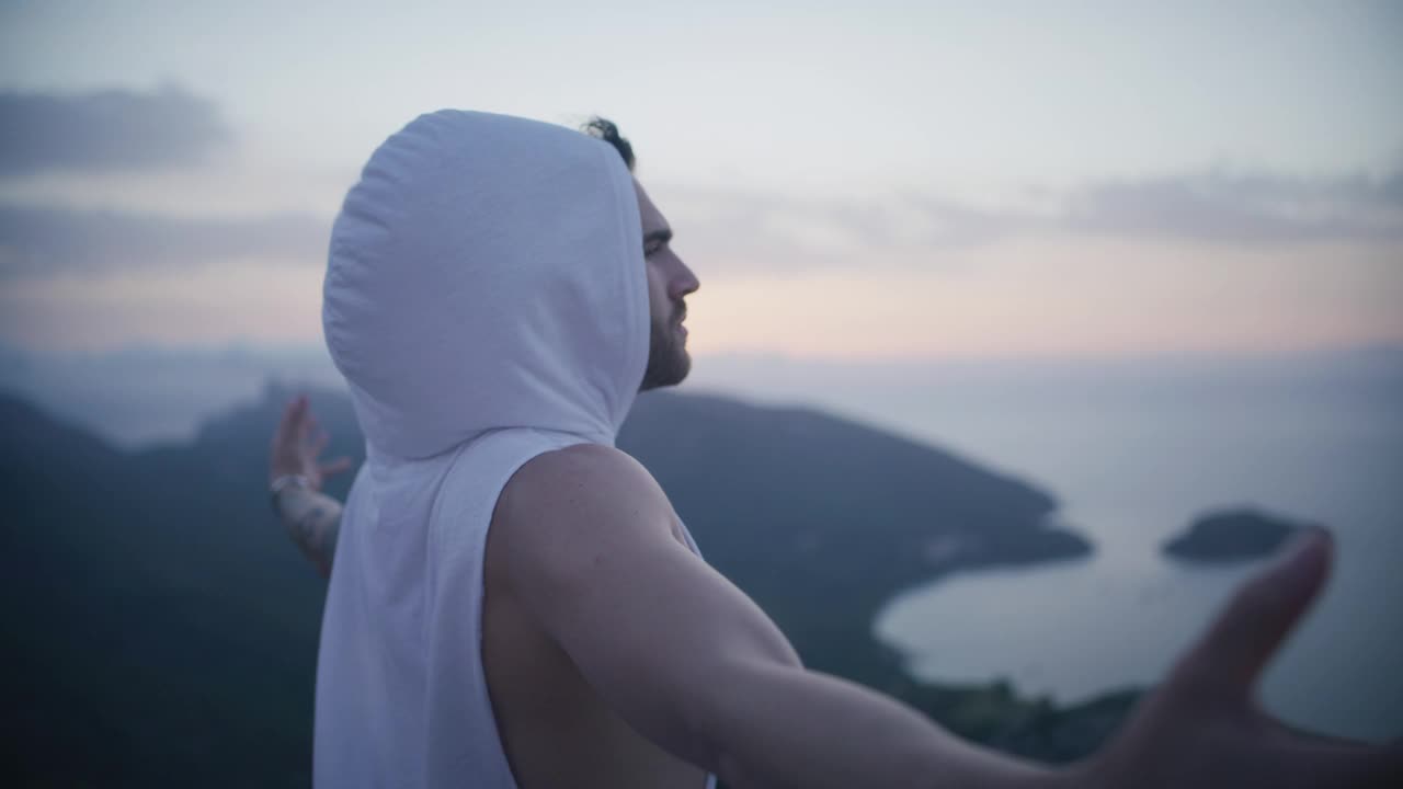 站在世界之巅的男人。从山顶上看风景视频素材