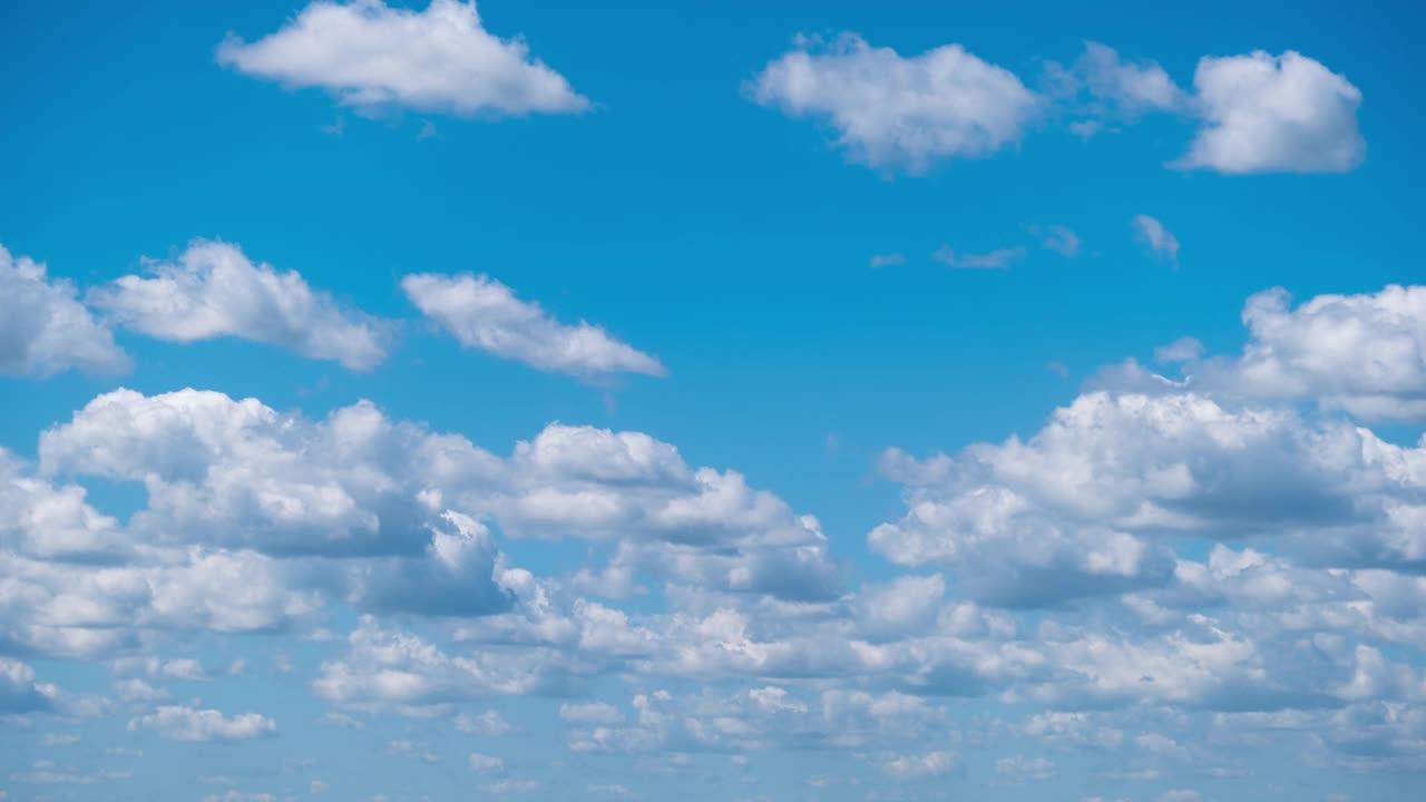 在蓝天中移动的积云的时间流逝视频素材