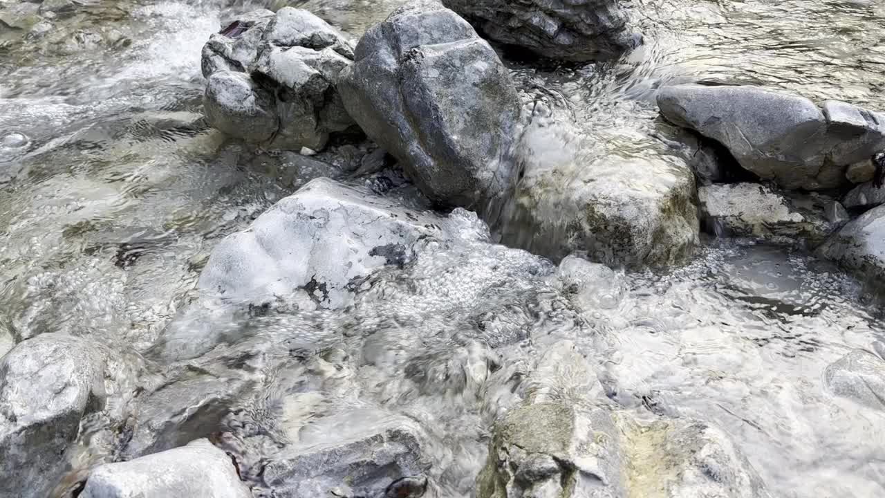 秋天，纯天然的水流过田野视频素材