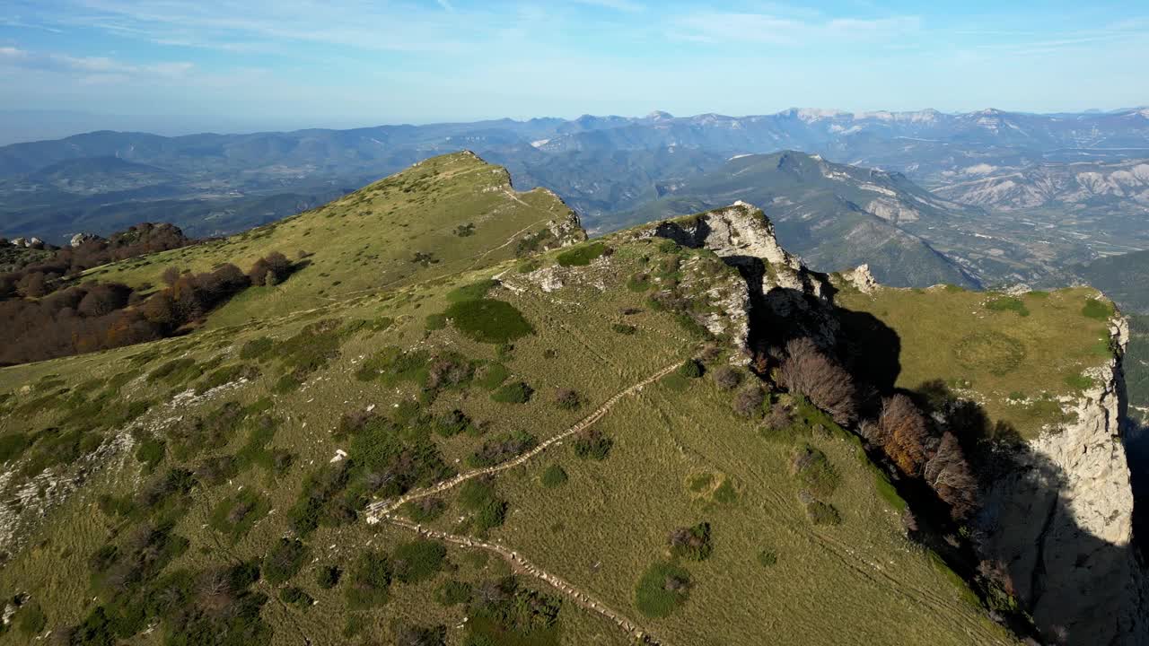 Mountain peaks in southern France Les 3 Becs in the Vallée de la Drôme-Diois in the rhones alpes region视频素材