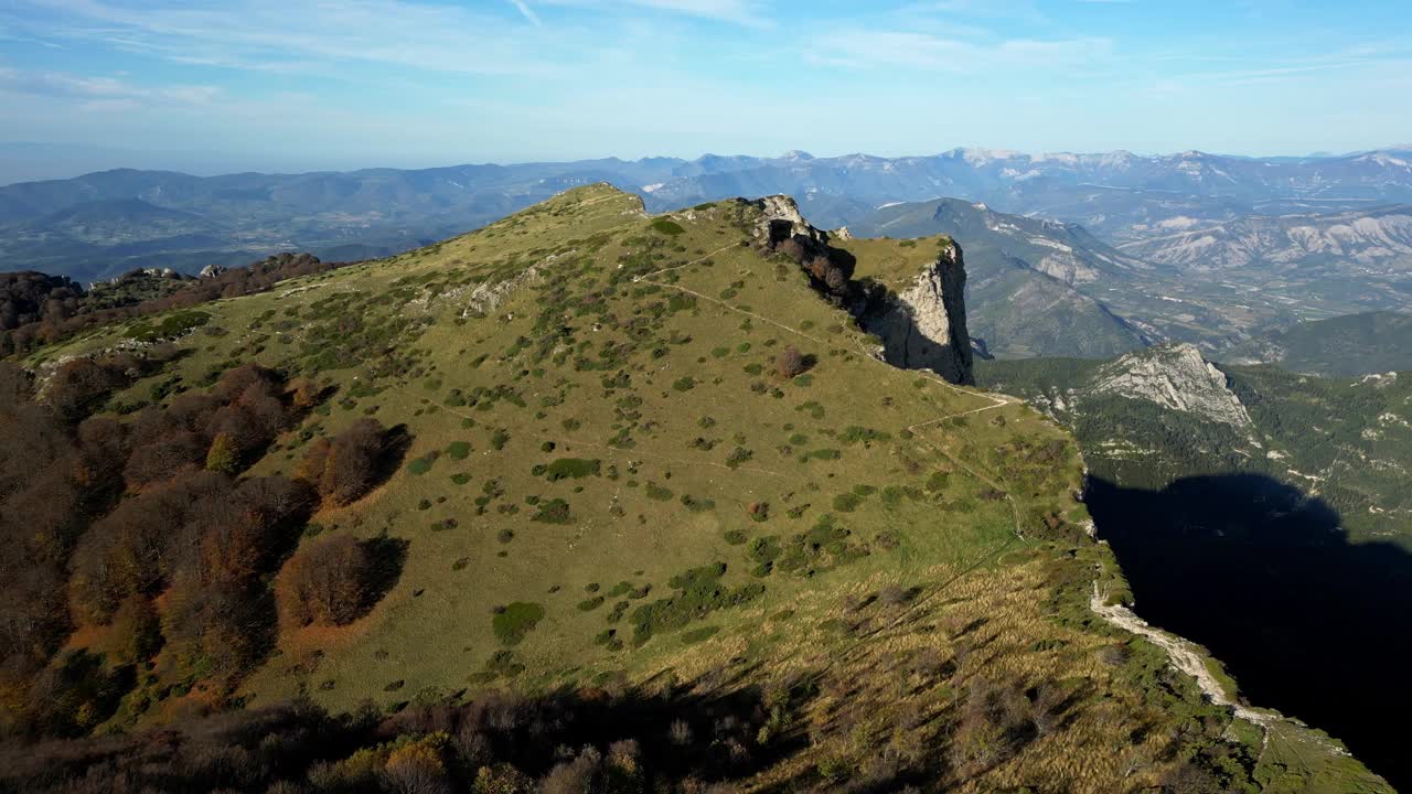 Mountain peaks in southern France Les 3 Becs in the Vallée de la Drôme-Diois in the rhones alpes region视频素材