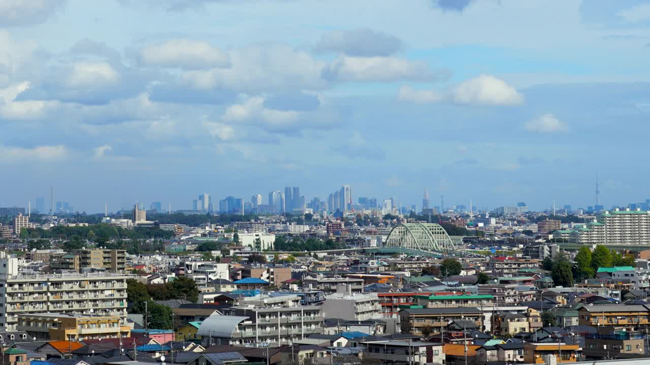 东京新宿与动态云视频素材