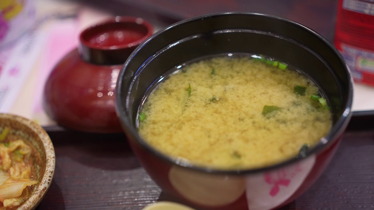 餐厅里的传统日本味噌汤。视频素材