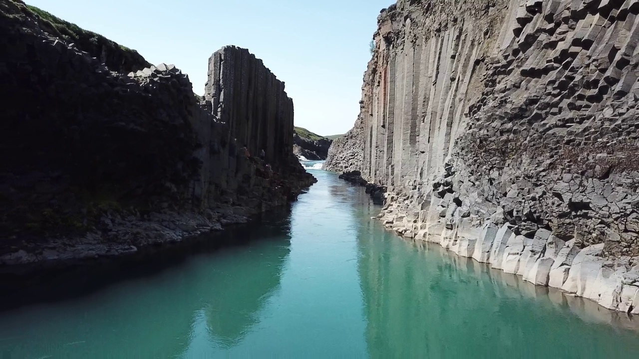 Drone video flying through Stuðlagil Canyon, Iceland视频素材