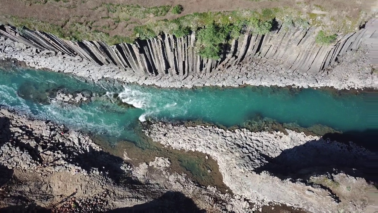 Drone video flying through Stuðlagil Canyon, Iceland视频素材