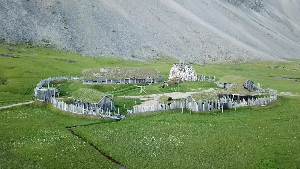 无人机拍摄的一个小村庄的航拍视频视频素材