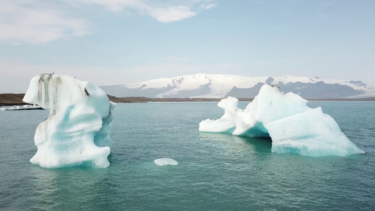 Aerial flies low over the Jökulsárlón glacier lagoon in Iceland视频素材