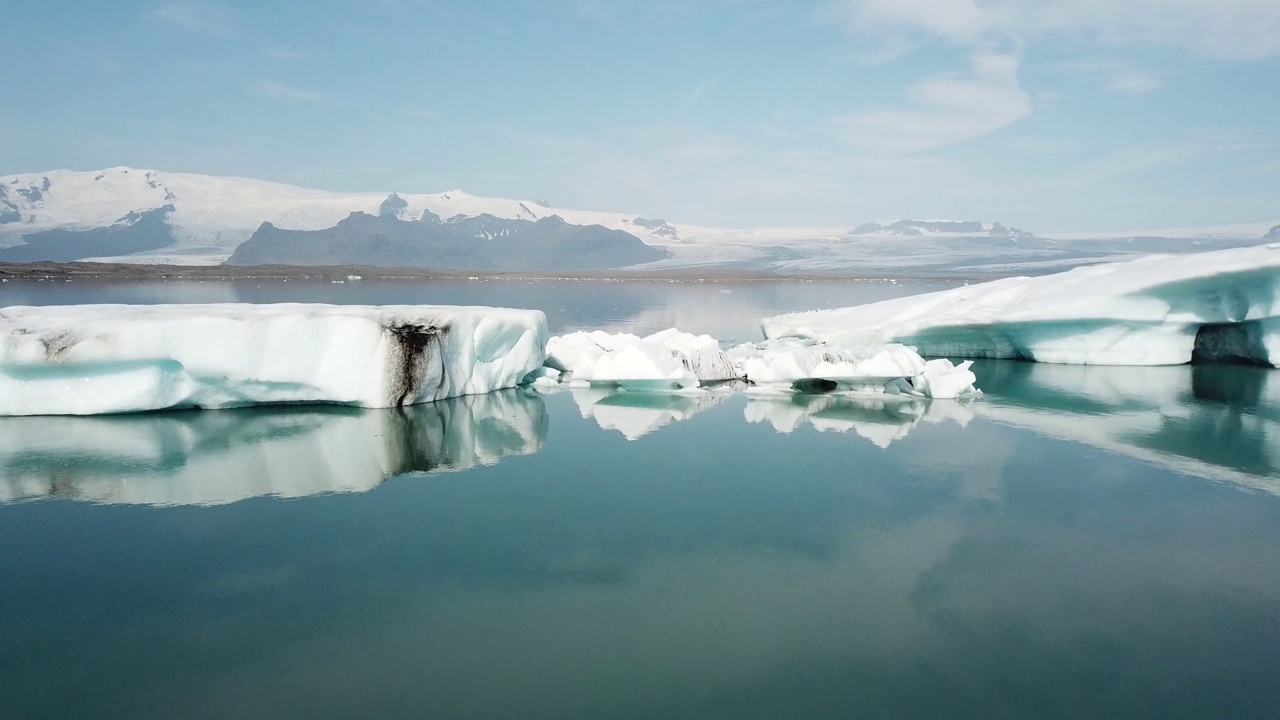 Aerial flying low over JÃ¶kulsÃ¡rlÃ³n glacier lagoon in Iceland视频素材