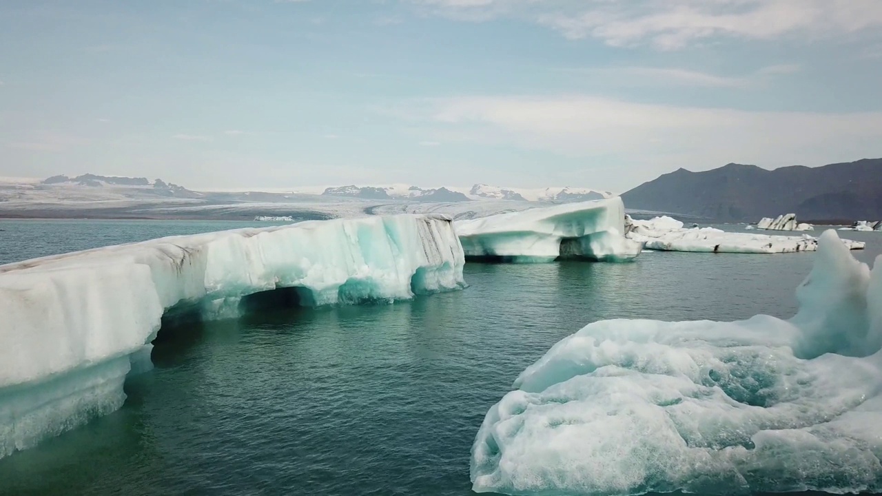 Aerial flying low over JÃ¶kulsÃ¡rlÃ³n glacier lagoon in Iceland视频素材