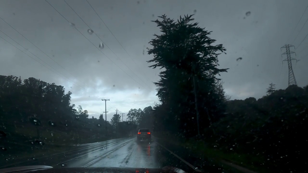 雨中驾驶POV视频素材