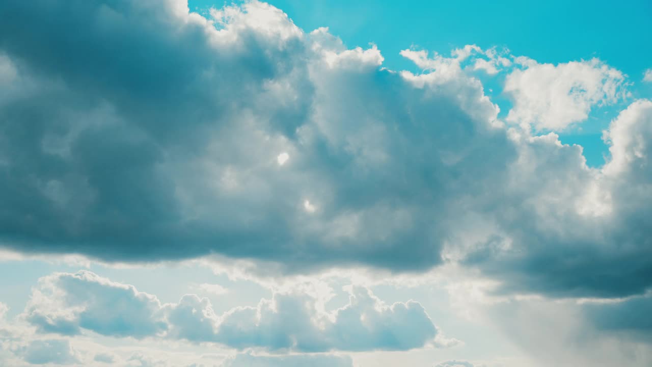 多云的蓝天下雨云。自然背景4K时间延时。下雨天气条件下的自然天空背景视频素材