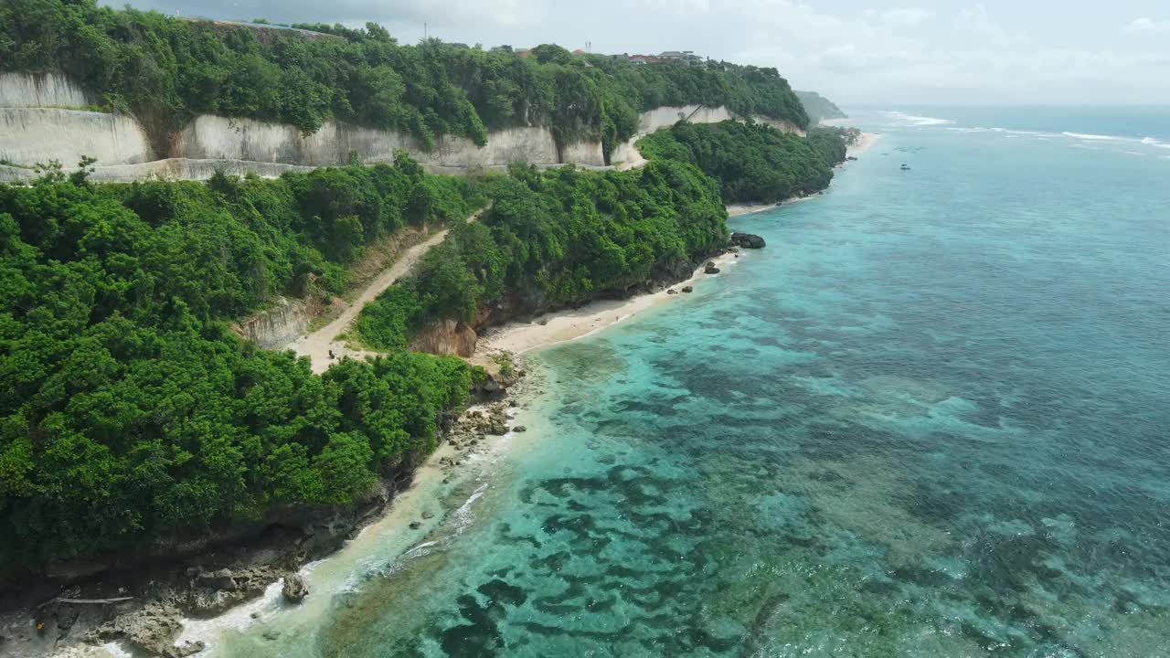 巴厘岛令人惊叹的悬崖海岸线，海滩和蓝色的海洋。鸟瞰图视频素材