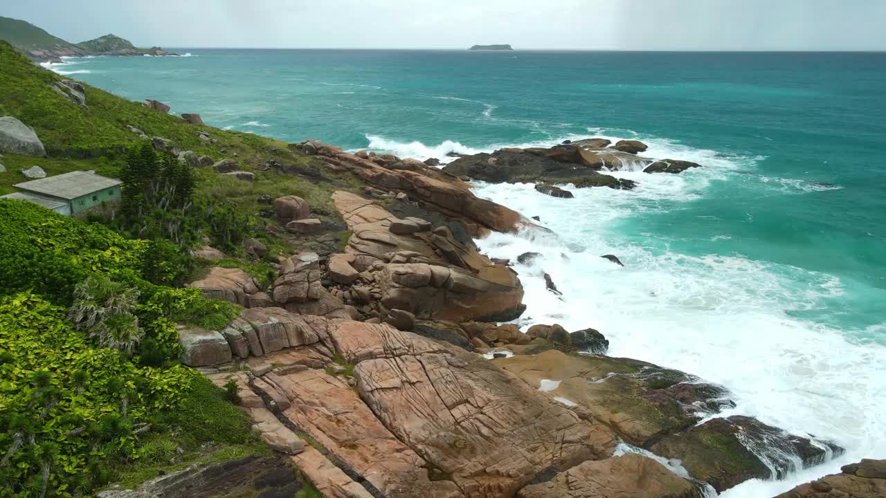 风景优美的海岸线，有岩石和海浪。海景鸟瞰图视频素材