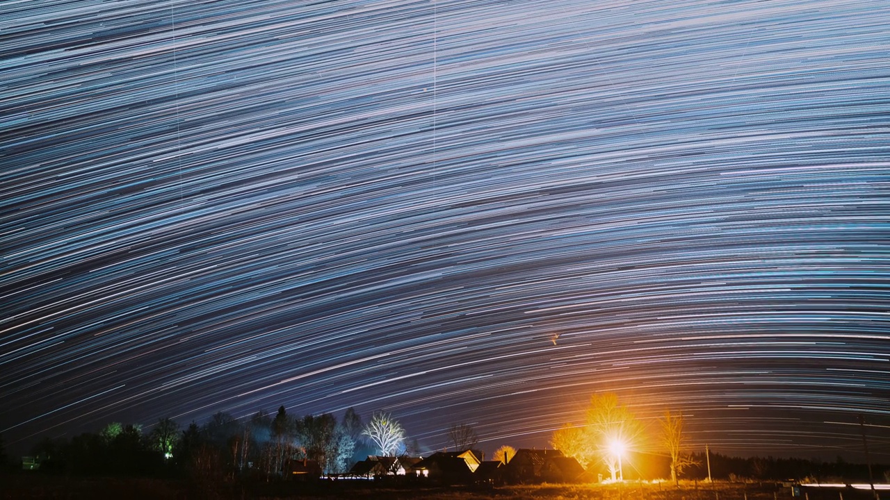 4k超崩夜，村庄上空星空。宇宙的概念。惊人的不寻常的星星效果。明亮的蓝色。天空背景。流星划过深蓝色的天空。时间流逝，时间流逝，时间流逝视频素材