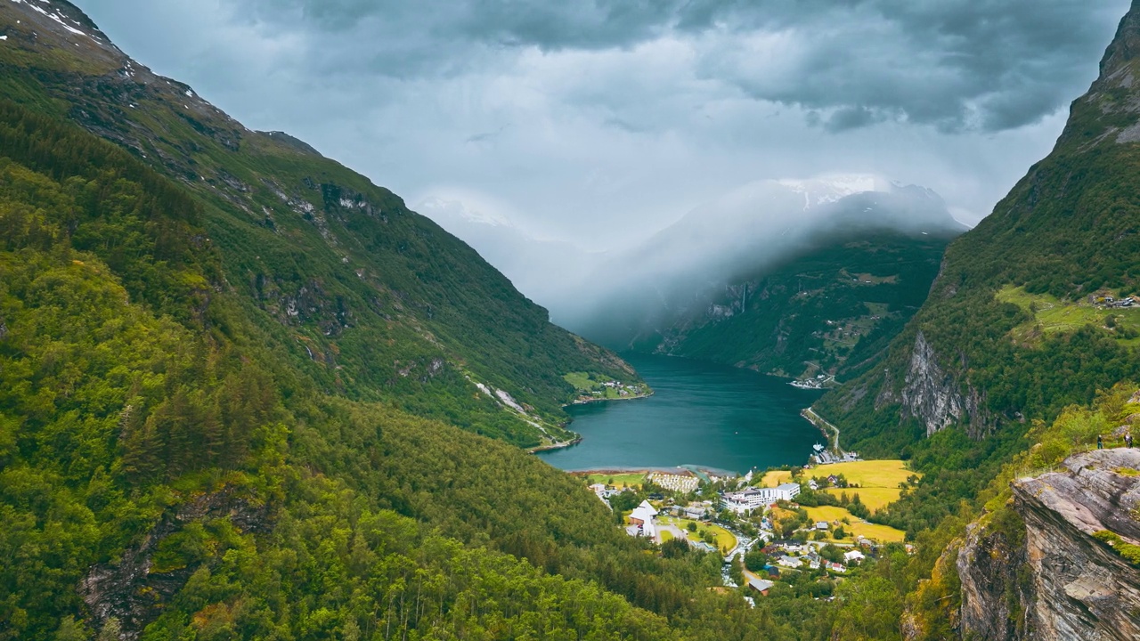 Geirangerfjorden，挪威- Geiranger在Geirangerfjorden在阳光灿烂的夏日。著名的挪威地标和热门目的地。4K潘。视频素材