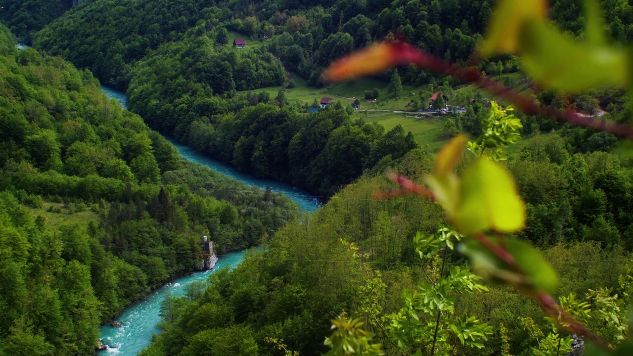 在黑山的塔拉峡谷和塔拉河上观看平静的蓝绿色山河视频素材