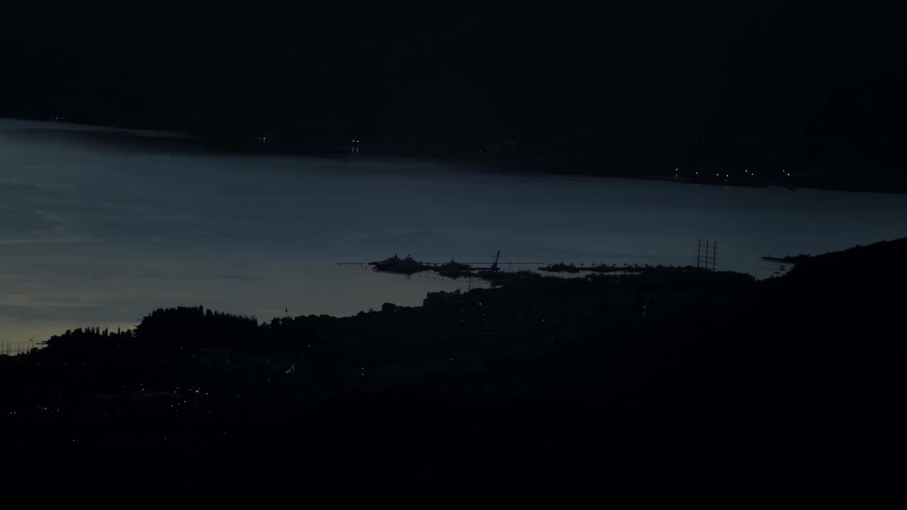 黑山港和蒂瓦特市的夜景，房子里孤独地闪烁着光源视频素材