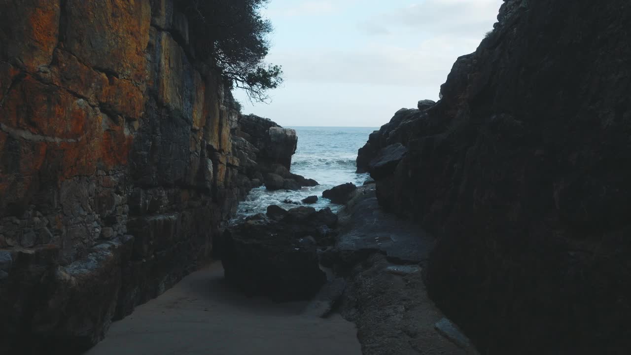 海浪冲击卡斯凯斯的海岸线。多云的天气，大海中的岩石视频素材