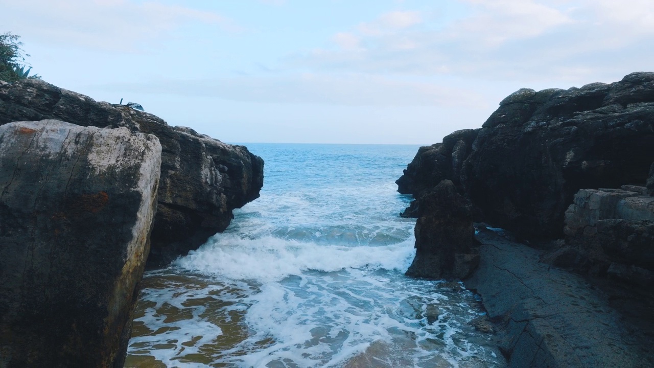 海浪冲击卡斯凯斯的海岸线。多云的天气，大海中的岩石视频素材